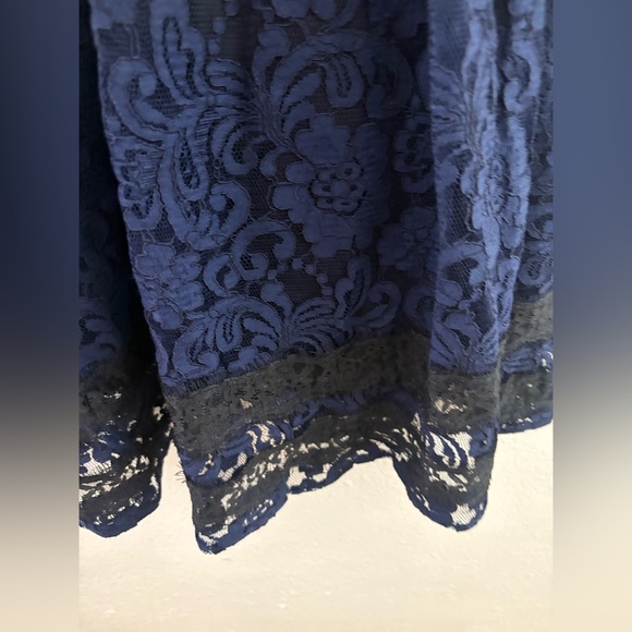 Luxe by Carmen Marc Valvo navy blue lace dress with a v-neckline black hem row 4 - Picture 4 of 8